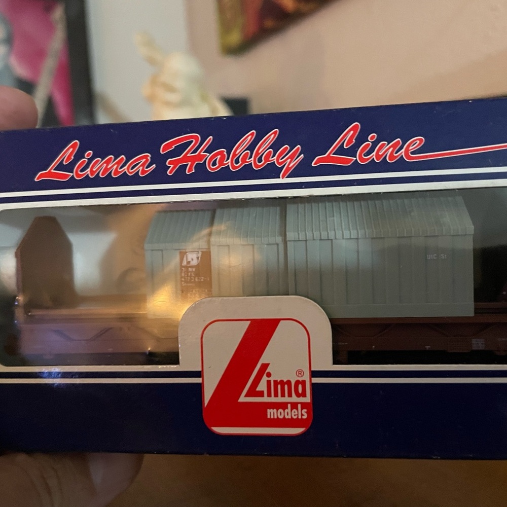 Lima sliding cover cargo car